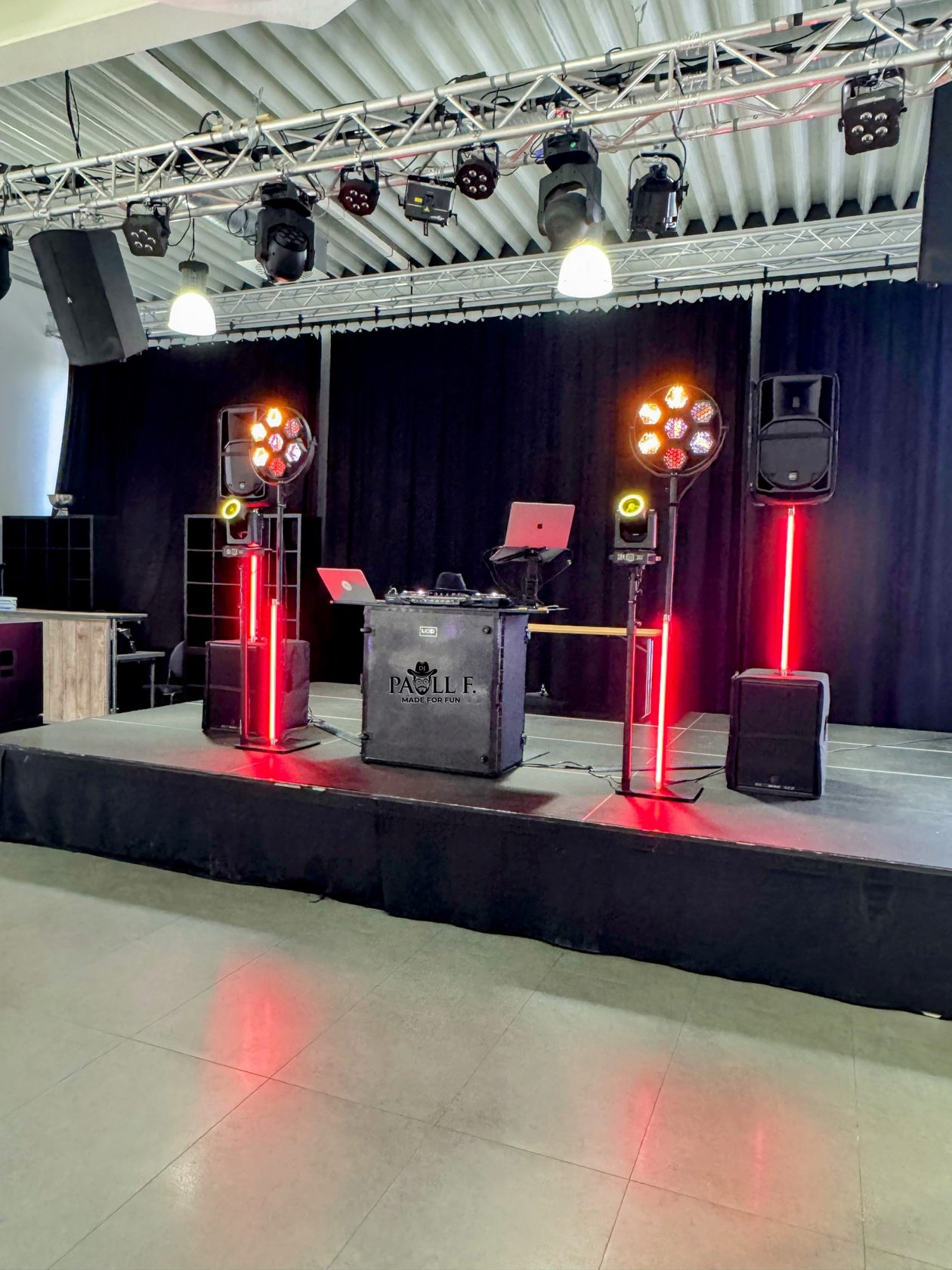 DJ-Pult mit Paull F. Branding auf der Bühne