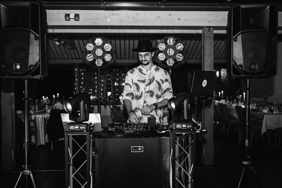 DJ-Setup im warmen Abendlicht