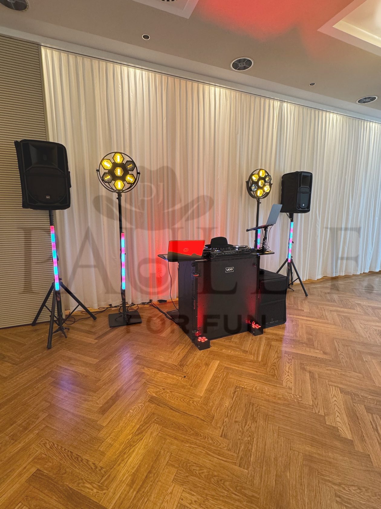 DJ-Setup vor weißem Vorhang