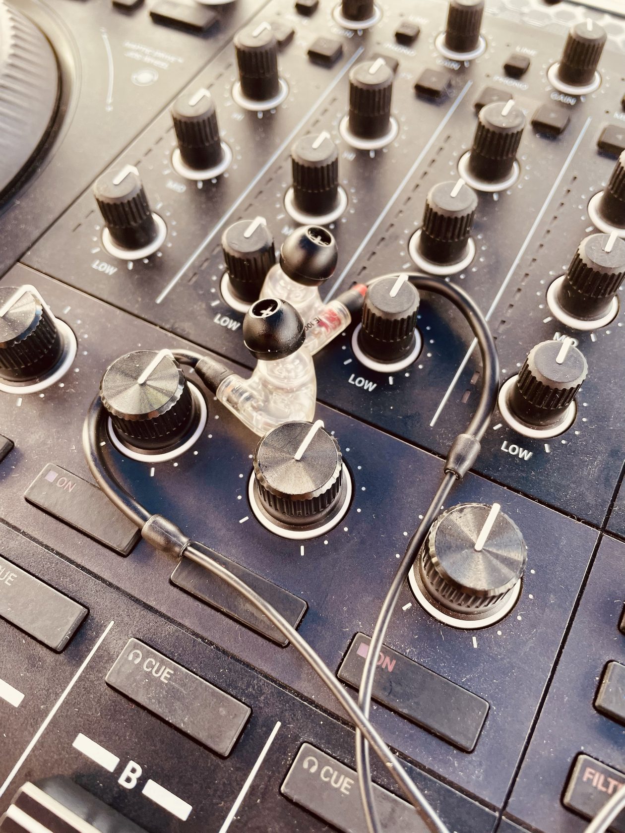 Nahaufnahme von Mixer und Kopfhörern