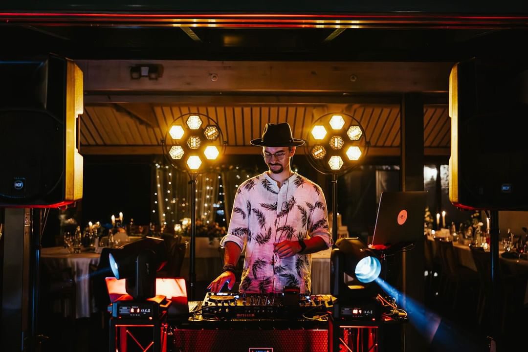 DJ Paull F. am Pult im warmen Abendlicht