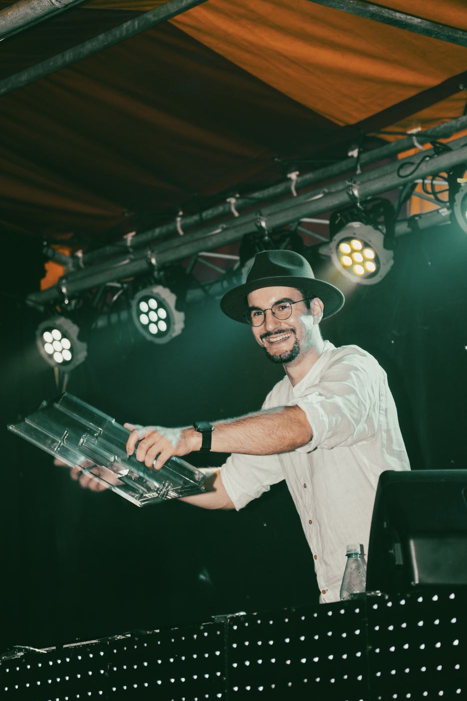Paul lachend mit Lichttechnik in der Hand