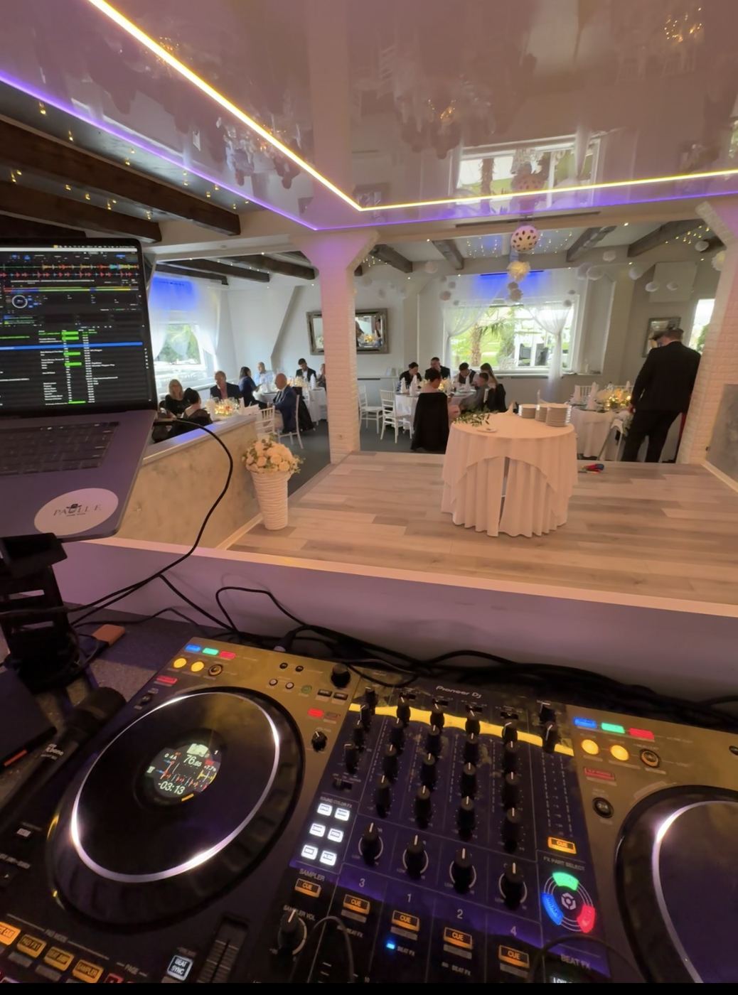 DJ-Pult mit Spiegeldecke bei Hochzeitsempfang