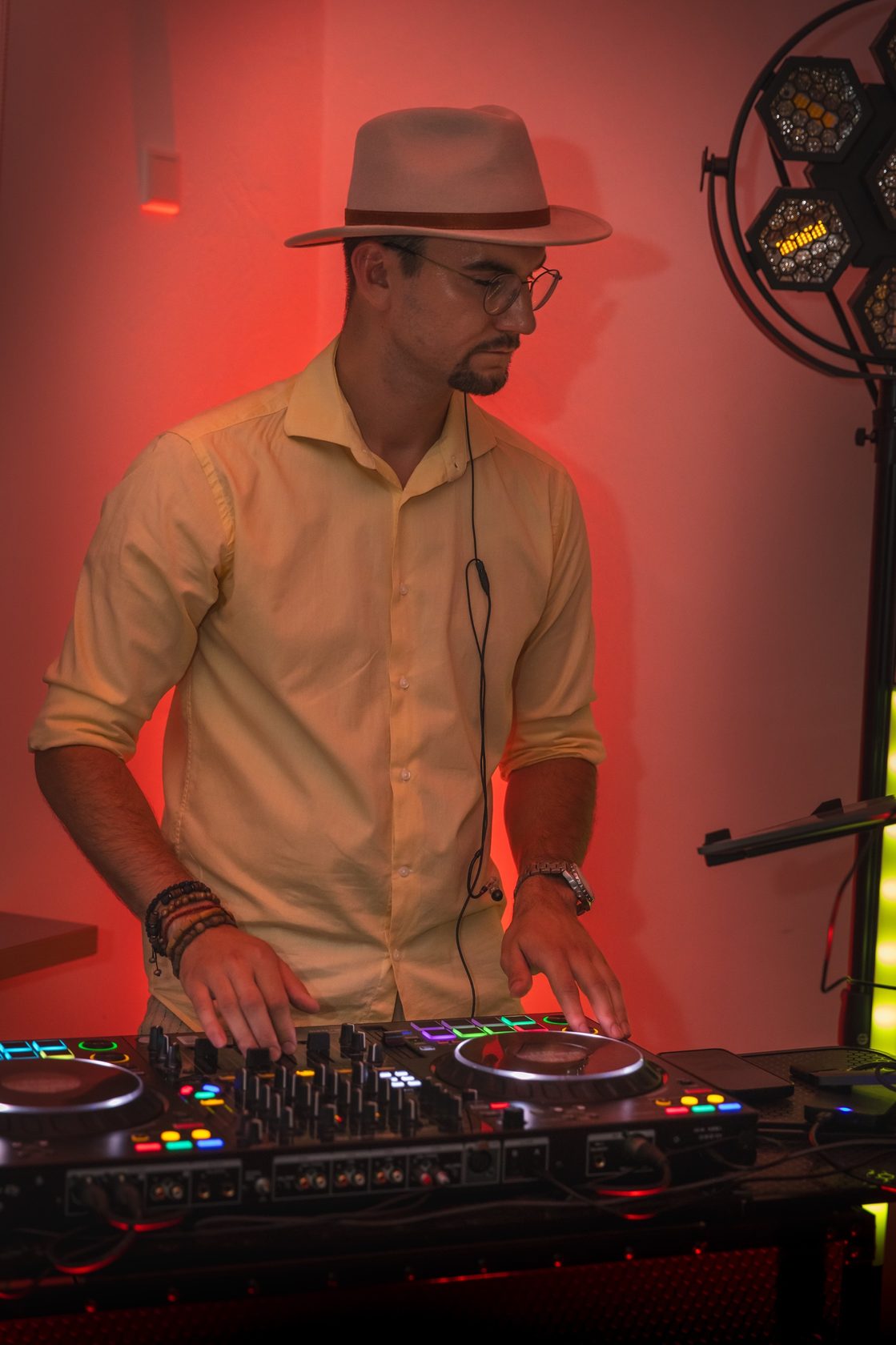Paul am Mixer im roten Licht