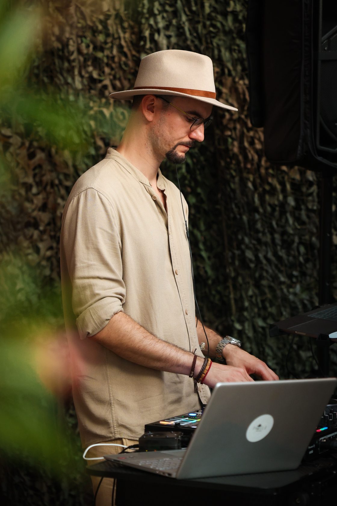 DJ-Set im Freien zwischen Grünpflanzen