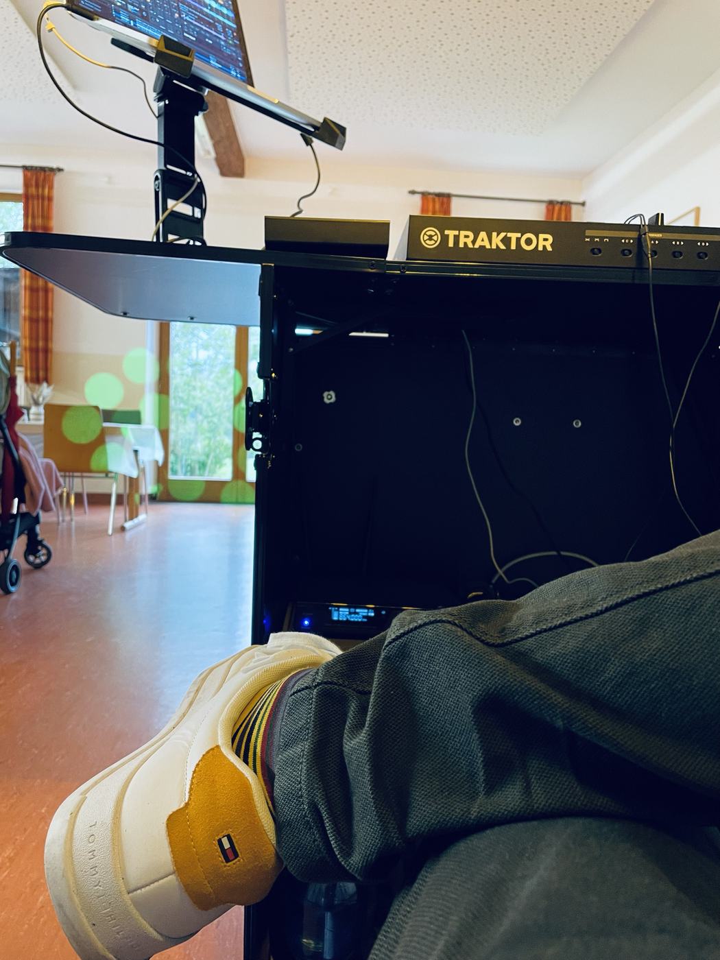 DJ-Setup auf Bühne mit Holzverkleidung