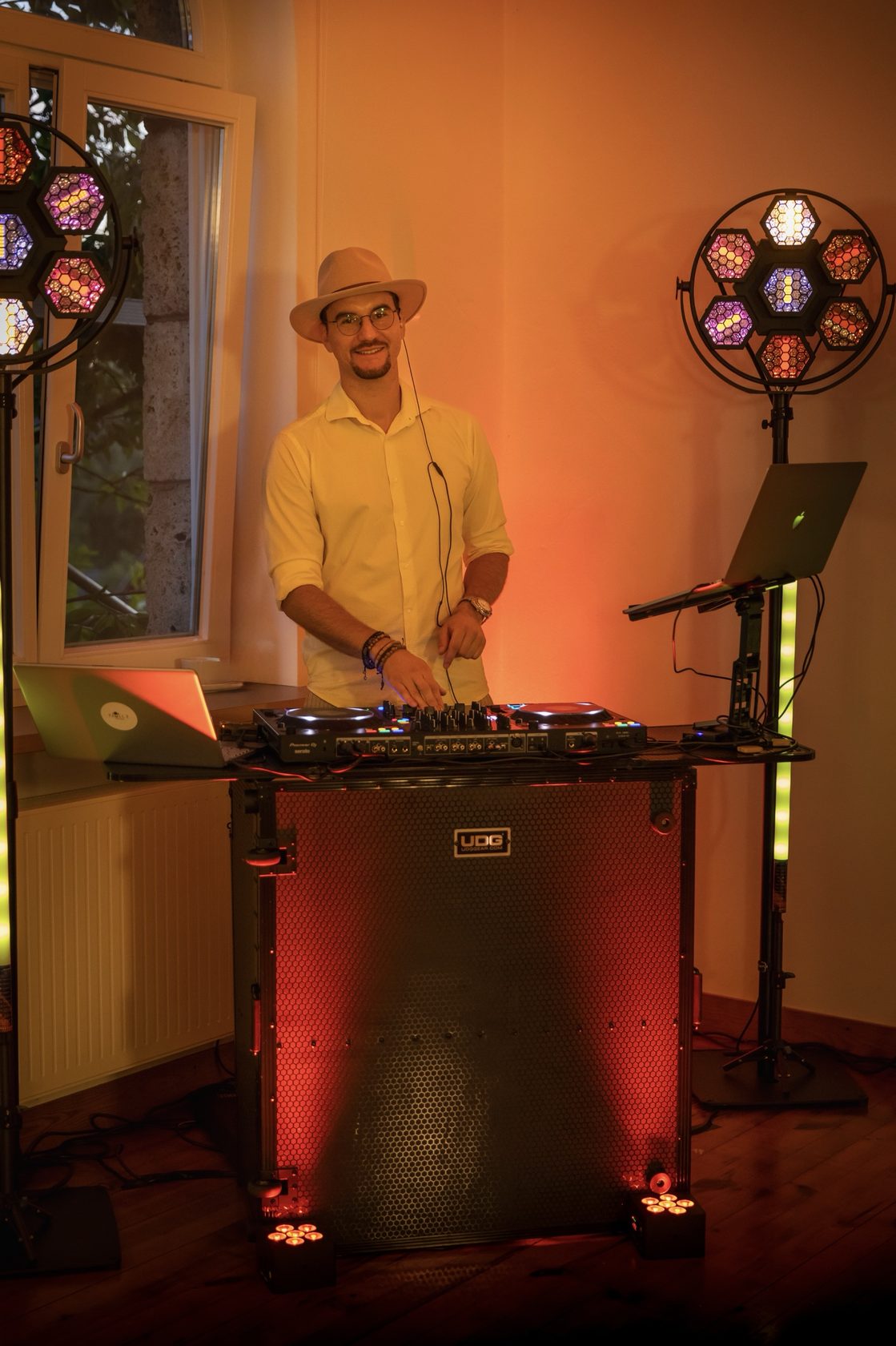 Paul lächelnd hinter dem DJ-Pult
