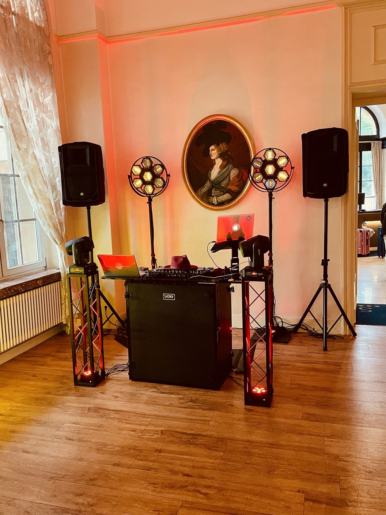 DJ-Setup in elegantem Saal mit Gemälde